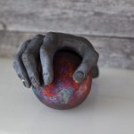Susanne Keramik & Foto – Lillövägen 3 Åkersberga. Skulptur i Raku "Jag har beslutet och bollen i min hand"