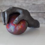 Susanne Keramik & Foto – Lillövägen 3 Åkersberga. Skulptur i Raku "Jag har beslutet och bollen i min hand"