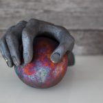 Susanne Keramik & Foto – Lillövägen 3 Åkersberga. Skulptur i Raku "Jag har beslutet och bollen i min hand"