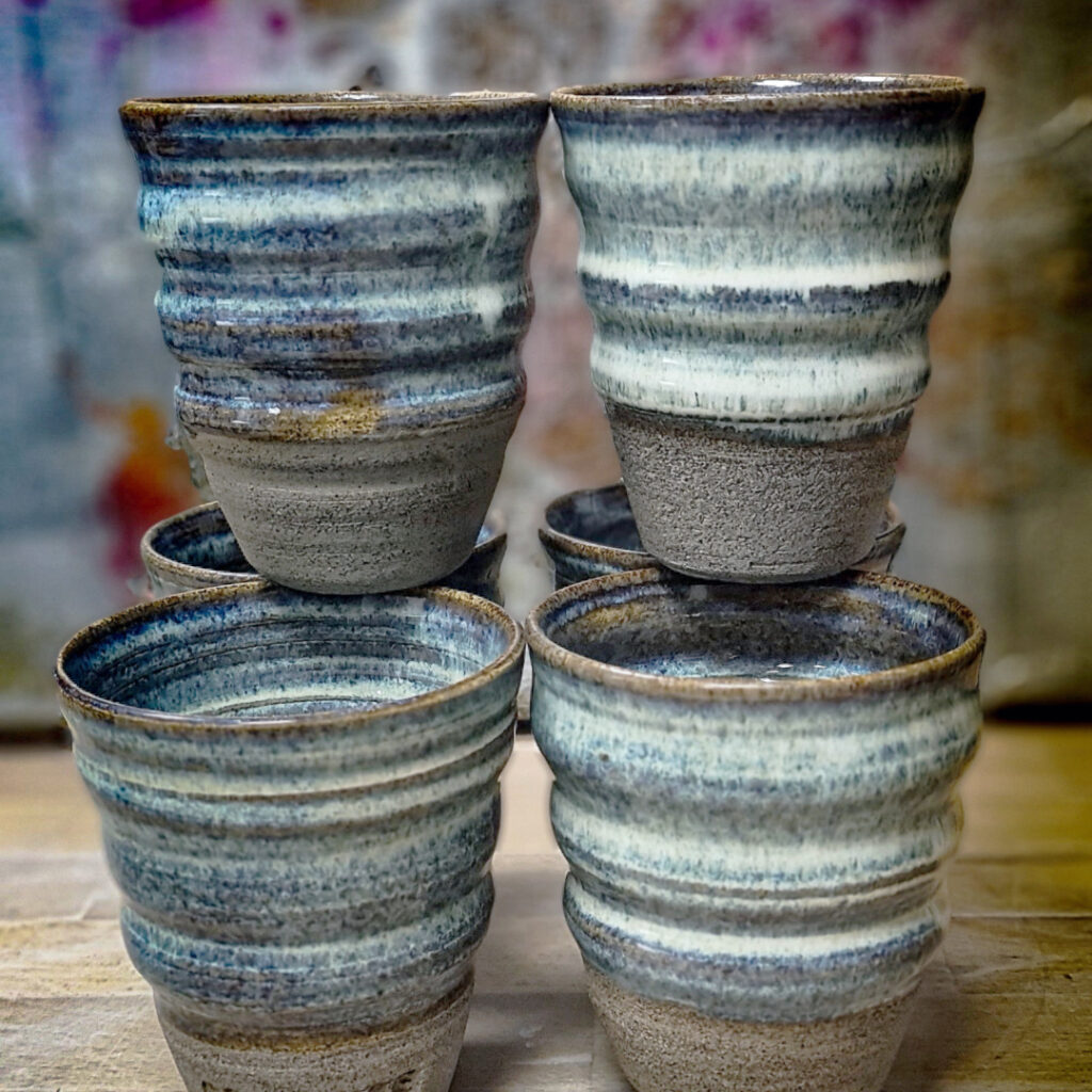 Blåmelerade kaffekoppar i keramik