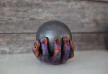 Susanne Keramik & Foto – Lillövägen 3 Åkersberga. Skulptur i Raku ”Jag har beslutet och bollen i min hand”