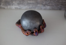 Susanne Keramik & Foto – Lillövägen 3 Åkersberga. Skulptur i Raku ”Jag har beslutet och bollen i min hand”