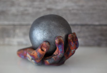 Susanne Keramik & Foto – Lillövägen 3 Åkersberga. Skulptur i Raku ”Jag har beslutet och bollen i min hand”
