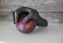 Susanne Keramik & Foto – Lillövägen 3 Åkersberga. Skulptur i Raku ”Jag har beslutet och bollen i min hand”