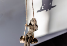 Susanne Keramik & Foto – Lillövägen 3 Åkersberga. Swinging lady – Gungande damen