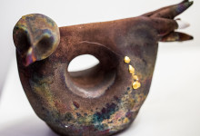 Raku fågel med gulddekor av Susanne Sundström drejat.se