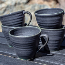 Mörkgrå sidenmatt mugg med svaga skiftningar i mossgrönt