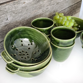 Keramikmugg i djup grön glasyr med prickar från Roslagen (utan handtag)