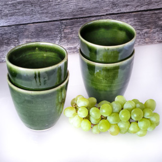 Keramikmugg i djup grön glasyr med prickar från Roslagen (utan handtag)
