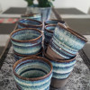 Blå flerfärgad mugg i keramik som är drejad för din hand