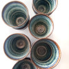 Blå melerad mugg i keramik som är drejad för din hand