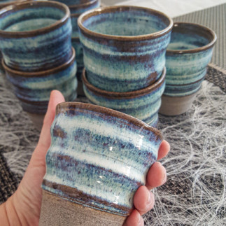 Blå melerad mugg i keramik som är drejad för din hand