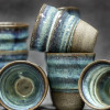 Blå flerfärgad mugg i keramik som är drejad för din hand